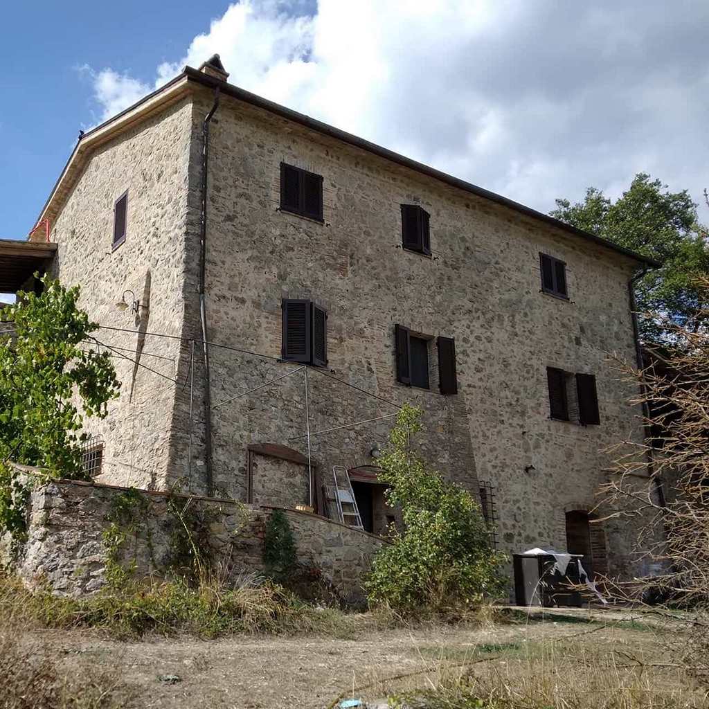 Casale con pompa di calore per riscaldamento, raffrescamento e acqua calda sanitaria.